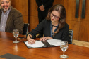 O Governador Carlos Massa Ratinho Junior assina nesta quarta-feira (18),  no Palácio Iguaçu, em Curitiba, junto a União o termo de renovação da cessão da residência oficial de veraneio do Executivo estadual para a implantação da Escola do Mar.  Curitiba, 18/12/2019 - Foto: Geraldo Bubniak/AEN