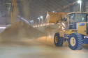 O Porto de Paranaguá embarca nesta semana a primeira carga de DDGS, um coproduto do processamento do milho para a fabricação de etanol – o que sobra do grão. A operação será um teste para que o produto passe a entrar na rotina das exportações paranaenses a granel. Neste primeiro lote, 27,5 mil toneladas serão levadas à Inglaterra pelo navio Interlink Acuity.Foto: Divulgação/INPASA