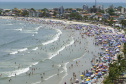 Banhistas devem ficar atentos com pertences na praia. Foto: Arnaldo Alves/AEN