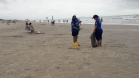 O volume de lixo coletado nas praias de Matinhos, Guaratuba e Pontal do Paraná na noite da virada do ano foi 25% maior que na mesma data do ano passado. Ao todo, foram coletadas 30,5 toneladas de entulho deixadas na areia. 
 Foto: Sanepar