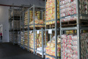 Mais de 1,8 mil toneladas de alimentos não perecíveis começaram a ser distribuídas para as mais de 2,1 mil escolas estaduais em todo o Paraná, nesta quarta-feira (15). Foto: Fundepar