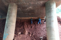 Quatro viadutos da PRC-467 em Cascavel, na região Oeste, estão recebendo obras de melhorias no sistema de drenagem e de construção de estruturas de contenção de taludes, que são superfícies inclinadas. O objetivo é garantir maior estabilidade e evitar o surgimento de pontos de alagamento na rodovia, que passa por baixo dos viadutos. Foto:DER
