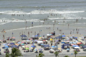 Os veranistas podem aproveitar a qualidade das águas para se banhar nas praias, rios e represas do Estado. De acordo com o quinto boletim de balneabilidade, emitido nesta sexta-feira (17) pelo Instituto Água e Terra, apenas Ponta da Pita, em Antonina, continua impróprio para banho, além de rios considerados permanentemente impróprios na região. No Interior todos os locais monitorados estão próprios para banho. Foto: Arnaldo Alves/AEN