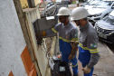 Equipes de combate a ligações irregulares e fraudes no sistema de medição de energia da Copel detectaram ao longo do ano passado, em todo o Paraná, 10.849 procedimentos irregulares realizados por consumidores – o equivalente a 43 casos confirmados por dia. Foto: Copel
