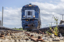 O Porto de Paranaguá recebeu em 2019 mais vagões e menos caminhões na descarga de açúcar, grãos e farelo para exportação. Enquanto o transporte ferroviário aumentou 4,53%, o rodoviário caiu 3,84% no seguimento. Diante dos números, a empresa pública começa o ano com a expectativa de que a utilização dos trilhos cresça ainda mais no transporte da carga do Interior até os terminais portuários do Estado.