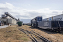 O Porto de Paranaguá recebeu em 2019 mais vagões e menos caminhões na descarga de açúcar, grãos e farelo para exportação. Enquanto o transporte ferroviário aumentou 4,53%, o rodoviário caiu 3,84% no seguimento. Diante dos números, a empresa pública começa o ano com a expectativa de que a utilização dos trilhos cresça ainda mais no transporte da carga do Interior até os terminais portuários do Estado.