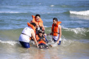 Durante a operação Verão Maior, estão disponíveis nas praias de Guaratuba, Matinhos e Pontal do Paraná, 10 cadeiras anfíbias. As cadeiras anfíbias têm rodas especiais que permitem o deslocamento na areia e no mar. Têm cinto de segurança regulável, encosto, assento, apoio cervical para a cabeça e apoio para os pés em tecido emborrachado, removível e lavável. Foto: Gilson Abreu/AEN