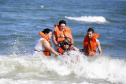 Durante a operação Verão Maior, estão disponíveis nas praias de Guaratuba, Matinhos e Pontal do Paraná, 10 cadeiras anfíbias. As cadeiras anfíbias têm rodas especiais que permitem o deslocamento na areia e no mar. Têm cinto de segurança regulável, encosto, assento, apoio cervical para a cabeça e apoio para os pés em tecido emborrachado, removível e lavável. Foto: Gilson Abreu/AEN