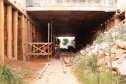 A Comec (Coordenação da Região Metropolitana de Curitiba) retomou as obras da trincheira da Rua Arapongas, no cruzamento com a Avenida das Torres, em São José dos Pinhais. Prevista para a Copa do Mundo no Brasil e parte do PAC da Mobilidade, a obra estava paralisada desde 2016, quando a empresa responsável entrou em recuperação judicial. Foto: Comec