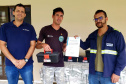 Moradores da Ilha do Teixeira receberam nesta quinta-feira (23) o certificado de conclusão do curso e um kit de ferramentas. O objetivo da ação da empresa Portos do Paraná é que os pescadores possam consertar e fazer a manutenção dos próprios barcos.
Foto: Pierpaolo Nota/Portos do Paraná