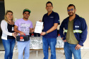 Moradores da Ilha do Teixeira receberam nesta quinta-feira (23) o certificado de conclusão do curso e um kit de ferramentas. O objetivo da ação da empresa Portos do Paraná é que os pescadores possam consertar e fazer a manutenção dos próprios barcos.
Foto: Pierpaolo Nota/Portos do Paraná