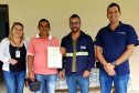 Moradores da Ilha do Teixeira receberam nesta quinta-feira (23) o certificado de conclusão do curso e um kit de ferramentas. O objetivo da ação da empresa Portos do Paraná é que os pescadores possam consertar e fazer a manutenção dos próprios barcos.
Foto: Pierpaolo Nota/Portos do Paraná
