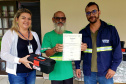 Moradores da Ilha do Teixeira receberam nesta quinta-feira (23) o certificado de conclusão do curso e um kit de ferramentas. O objetivo da ação da empresa Portos do Paraná é que os pescadores possam consertar e fazer a manutenção dos próprios barcos.
Foto: Pierpaolo Nota/Portos do Paraná
