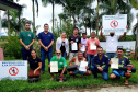 Moradores da Ilha do Teixeira receberam nesta quinta-feira (23) o certificado de conclusão do curso e um kit de ferramentas. O objetivo da ação da empresa Portos do Paraná é que os pescadores possam consertar e fazer a manutenção dos próprios barcos.
Foto: Pierpaolo Nota/Portos do Paraná