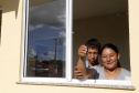 Quarenta e duas famílias carentes de Novo Itacolomi receberam nesta sexta-feira (24) casas populares construídas pelo Governo do Estado. O Residencial João Rossatto foi inaugurado pelo governador Carlos Massa Ratinho Junior e recebeu R$ 2,4 milhões de investimentos por meio do programa Nossa Gente.
foto Gilson Abreu/Aen