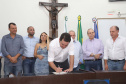 GOVERNADOR REPASSA RECURSOS EM CIANORTE.
O governador Carlos Massa Ratinho Junior assinou neste sábado (25), a homologação para ordem de serviços de pavimentação de ruas e avenidas em Cianorte, região noroeste do Paraná. Participaram da solenidade: prefeito de Cianorte, Claudemir Romero Bongiorno; os secretários: de Desenvolvimento Urbano, João Carlos Ortega; de Desenvolvimento Sustentável e Turismo, Márcio Nunes; entre outros.
Cianorte, 25-01-20.
Foto: Arnaldo Alves / AEN.
