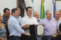 GOVERNADOR REPASSA RECURSOS EM CIANORTE.
O governador Carlos Massa Ratinho Junior assinou neste sábado (25), a homologação para ordem de serviços de pavimentação de ruas e avenidas em Cianorte, região noroeste do Paraná. Participaram da solenidade: prefeito de Cianorte, Claudemir Romero Bongiorno; os secretários: de Desenvolvimento Urbano, João Carlos Ortega; de Desenvolvimento Sustentável e Turismo, Márcio Nunes; entre outros.
Cianorte, 25-01-20.
Foto: Arnaldo Alves / AEN.
