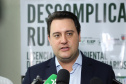 O governador Carlos Massa Ratinho Junior lançou nesta segunda-feira (27) o programa Descomplica Rural para agilizar os processos de licenciamento ambiental no campo. O objetivo é induzir o desenvolvimento sustentável com metodologia mais moderna, e permitir a geração de novos negócios e mais empregos.Foto: José Fernando Ogura/AEN