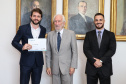 O vice governador Darci Piana empossa nesta terça-feira (28),membros do Conselho Estadual da Juventude. O CEJUV é um órgão colegiado de caráter consultivo, vinculado à Casa Civil por meio da assessoria especial para políticas públicas de juventude (AEJ), sendo composto por representantes da sociedade civil e do poder público com reconhecida atuação na defesa e promoção dos direitos da juventude.  Curitiba, 28/01/2020 -  Foto: Geraldo Bubniak/AEN