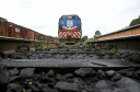 De acordo com a Secretaria da Infraestrutura e Logística, parceria com a Rumo vai fazer com que o volume de produtos transportados na malha ferroviária que liga Cascavel a Guarapuava passe de 1,1 milhão de toneladas por ano para cerca de 2 milhões/ano.
Foto: Jaelson Lucas