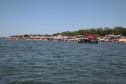 As atividades do Verão Maior, do Governo do Estado, também estão presentes na Costa Noroeste. Os balneários do Rio Paraná, que recebem milhares de turistas, principalmente em fim de semana, contam com reforço na área de segurança, orientações e testes rápidos feitos pelas equipes da Saúde, campeonatos e atividades de esporte e lazer.Foto: Ari Dias/AEN
