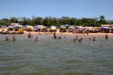 As atividades do Verão Maior, do Governo do Estado, também estão presentes na Costa Noroeste. Os balneários do Rio Paraná, que recebem milhares de turistas, principalmente em fim de semana, contam com reforço na área de segurança, orientações e testes rápidos feitos pelas equipes da Saúde, campeonatos e atividades de esporte e lazer.Foto: Ari Dias/AEN