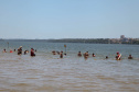 As atividades do Verão Maior, do Governo do Estado, também estão presentes na Costa Noroeste. Os balneários do Rio Paraná, que recebem milhares de turistas, principalmente em fim de semana, contam com reforço na área de segurança, orientações e testes rápidos feitos pelas equipes da Saúde, campeonatos e atividades de esporte e lazer.Foto: Ari Dias/AEN
