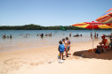As atividades do Verão Maior, do Governo do Estado, também estão presentes na Costa Noroeste. Os balneários do Rio Paraná, que recebem milhares de turistas, principalmente em fim de semana, contam com reforço na área de segurança, orientações e testes rápidos feitos pelas equipes da Saúde, campeonatos e atividades de esporte e lazer.Foto: Ari Dias/AEN