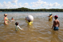 As atividades do Verão Maior, do Governo do Estado, também estão presentes na Costa Noroeste. Os balneários do Rio Paraná, que recebem milhares de turistas, principalmente em fim de semana, contam com reforço na área de segurança, orientações e testes rápidos feitos pelas equipes da Saúde, campeonatos e atividades de esporte e lazer.Foto: Ari Dias/AEN
