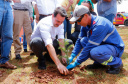 O governador Carlos Massa Ratinho Junior inaugurou nesta sexta-feira (31) a primeira escola técnica de operação florestal do Brasil, em Ortigueira, nos Campos Gerais. O Centro Estadual de Educação Profissional Florestal e Agrícola é fruto de uma parceria entre o Governo do Estado, a Klabin e a prefeitura. O investimento total foi de R$ 35 milhões, sendo R$ 12 milhões repassados pela Secretaria da Educação e do Esporte.
