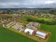 O Centro Estadual de Educação Profissional Florestal e Agrícola, inaugurado nesta sexta-feira (31) em Ortigueira, é mais um capítulo da história da parceria estratégica entre o Governo do Estado e a fabricante de celulose Klabin. A associação de forças envolve investimentos em infraestrutura nos Campos Gerais, geração de emprego, capacitação e ampliação da capacidade de exportação. Foto: José Fernando Ogura/AEN