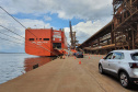 Pela primeira vez, um navio de veículos atraca no berço 213 do Corredor de Exportação do Porto de Paranaguá. Local preferencial para o carregamento dos grãos e farelos, foi preciso empenho de todos os envolvidos na operação para esta manobra. O resultado foi a otimização da ocupação do cais e mais agilidade no embarque dos carros.Foto: Portos do Paraná