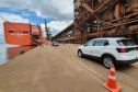 Pela primeira vez, um navio de veículos atraca no berço 213 do Corredor de Exportação do Porto de Paranaguá. Local preferencial para o carregamento dos grãos e farelos, foi preciso empenho de todos os envolvidos na operação para esta manobra. O resultado foi a otimização da ocupação do cais e mais agilidade no embarque dos carros.Foto: Portos do Paraná