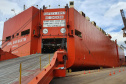 Pela primeira vez, um navio de veículos atraca no berço 213 do Corredor de Exportação do Porto de Paranaguá. Local preferencial para o carregamento dos grãos e farelos, foi preciso empenho de todos os envolvidos na operação para esta manobra. O resultado foi a otimização da ocupação do cais e mais agilidade no embarque dos carros.Foto: Portos do Paraná