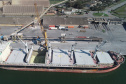 Os gastos com sobre-estadia (demurrage) na importação dos fertilizantes pelos portos do Paraná foram 43% menor em 2019. Os dados foram divulgados nesta quarta-feira (05) pelo Sindicato da Indústria de Adubos e Corretivos Agrícolas no Estado do Paraná (Sindiadubos). No ano, o setor economizou US$ 20,39 milhões.
Curitiba, 06/02/2020. Foto; Cláudio Neves/Portos do Paraná