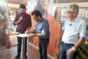 A Secretaria de Estado da Agricultura e do Abastecimento vai ampliar a possibilidade de financiamento direto para que os agricultores familiares participem do programa Trator Solidário. Um instrumento de parceria foi assinada durante o Show Rural, em Cascavel, possibilitando que a Cresol Baser opere diretamente com o agricultor e não mais por meio do Banco Regional de Desenvolvimento do Extremo Sul (BRDE).
Foto: Evandro Fadel/Seab
