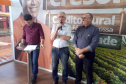 A Secretaria de Estado da Agricultura e do Abastecimento vai ampliar a possibilidade de financiamento direto para que os agricultores familiares participem do programa Trator Solidário. Um instrumento de parceria foi assinada durante o Show Rural, em Cascavel, possibilitando que a Cresol Baser opere diretamente com o agricultor e não mais por meio do Banco Regional de Desenvolvimento do Extremo Sul (BRDE).
Foto: Evandro Fadel/Seab