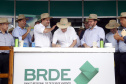 O Banco Regional de Desenvolvimento do Extremo Sul (BRDE) lançou nesta quinta-feira (06), no Show Rural em Cascavel (Oeste), o edital de chamamento público do programa BRDE Labs, voltado ao apoio, capacitação e aporte financeiro de startups. Na solenidade, que teve a presença do governador Carlos Massa Ratinho Junior, também foram assinados contratos de crédito com cooperativas agroindustriais. - Cascavel, 06/02/2019 - Foto: Gilson Abreu/AEN