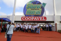 O governador Carlos Massa Ratinho Junior entregou nesta quinta-feira (06), durante o Show Rural, em Cascavel, as chaves de mais um trator do programa Trator Solidário. Os beneficiados foram o criador de vacas de leite Roque Selzler e sua mulher, Leonete, moradores de Pato Bragado. - Cascavel, 06/02/2020 -  Foto: Gilson Abreu/AEN