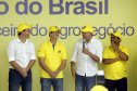 O governador Carlos Massa Ratinho Junior entregou nesta quinta-feira (06), durante o Show Rural, em Cascavel, as chaves de mais um trator do programa Trator Solidário. Os beneficiados foram o criador de vacas de leite Roque Selzler e sua mulher, Leonete, moradores de Pato Bragado. - Cascavel, 06/02/2020 -  Foto: Gilson Abreu/AEN