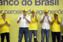 O governador Carlos Massa Ratinho Junior entregou nesta quinta-feira (06), durante o Show Rural, em Cascavel, as chaves de mais um trator do programa Trator Solidário. Os beneficiados foram o criador de vacas de leite Roque Selzler e sua mulher, Leonete, moradores de Pato Bragado. - Cascavel, 06/02/2020 -  Foto: Gilson Abreu/AEN
