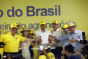 O governador Carlos Massa Ratinho Junior entregou nesta quinta-feira (06), durante o Show Rural, em Cascavel, as chaves de mais um trator do programa Trator Solidário. Os beneficiados foram o criador de vacas de leite Roque Selzler e sua mulher, Leonete, moradores de Pato Bragado. - Cascavel, 06/02/2020 -  Foto: Gilson Abreu/AEN