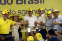 O governador Carlos Massa Ratinho Junior entregou nesta quinta-feira (06), durante o Show Rural, em Cascavel, as chaves de mais um trator do programa Trator Solidário. Os beneficiados foram o criador de vacas de leite Roque Selzler e sua mulher, Leonete, moradores de Pato Bragado. - Cascavel, 06/02/2020 -  Foto: Gilson Abreu/AEN