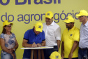 O governador Carlos Massa Ratinho Junior entregou nesta quinta-feira (06), durante o Show Rural, em Cascavel, as chaves de mais um trator do programa Trator Solidário. Os beneficiados foram o criador de vacas de leite Roque Selzler e sua mulher, Leonete, moradores de Pato Bragado. - Cascavel, 06/02/2020 -  Foto: Gilson Abreu/AEN