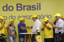 O governador Carlos Massa Ratinho Junior entregou nesta quinta-feira (06), durante o Show Rural, em Cascavel, as chaves de mais um trator do programa Trator Solidário. Os beneficiados foram o criador de vacas de leite Roque Selzler e sua mulher, Leonete, moradores de Pato Bragado. - Cascavel, 06/02/2020 -  Foto: Gilson Abreu/AEN