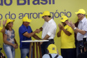 O governador Carlos Massa Ratinho Junior entregou nesta quinta-feira (06), durante o Show Rural, em Cascavel, as chaves de mais um trator do programa Trator Solidário. Os beneficiados foram o criador de vacas de leite Roque Selzler e sua mulher, Leonete, moradores de Pato Bragado. - Cascavel, 06/02/2020 -  Foto: Gilson Abreu/AEN