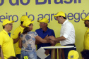 O governador Carlos Massa Ratinho Junior entregou nesta quinta-feira (06), durante o Show Rural, em Cascavel, as chaves de mais um trator do programa Trator Solidário. Os beneficiados foram o criador de vacas de leite Roque Selzler e sua mulher, Leonete, moradores de Pato Bragado. - Cascavel, 06/02/2020 -  Foto: Gilson Abreu/AEN