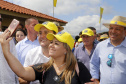 O governador Carlos Massa Ratinho Junior entregou nesta quinta-feira (06), durante o Show Rural, em Cascavel, as chaves de mais um trator do programa Trator Solidário. Os beneficiados foram o criador de vacas de leite Roque Selzler e sua mulher, Leonete, moradores de Pato Bragado. - Cascavel, 06/02/2020 -  Foto: Gilson Abreu/AEN