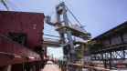 Os portos de Paranaguá e Antonina movimentaram 3,44 milhões de toneladas de carga nos primeiros 31 dias do ano. Janeiro foi um mês de alta nos volumes de carga geral e granéis líquidos, tanto importação quanto exportação. Os terminais paranaenses apostam na multimodalidade e tiveram destaque no embarque de açúcar em saca, contêineres, óleo vegetal e derivados de petróleo.  -  Paranaguá, 20/02/2020  -  Foto: Claudio Neves/Portos do Paraná