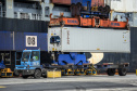 Os portos de Paranaguá e Antonina movimentaram 3,44 milhões de toneladas de carga nos primeiros 31 dias do ano. Janeiro foi um mês de alta nos volumes de carga geral e granéis líquidos, tanto importação quanto exportação. Os terminais paranaenses apostam na multimodalidade e tiveram destaque no embarque de açúcar em saca, contêineres, óleo vegetal e derivados de petróleo.  -  Paranaguá, 20/02/2020  -  Foto: Claudio Neves/Portos do Paraná